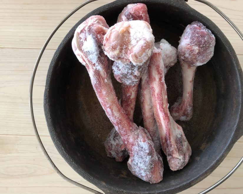 イノシシの骨の煮込み準備中