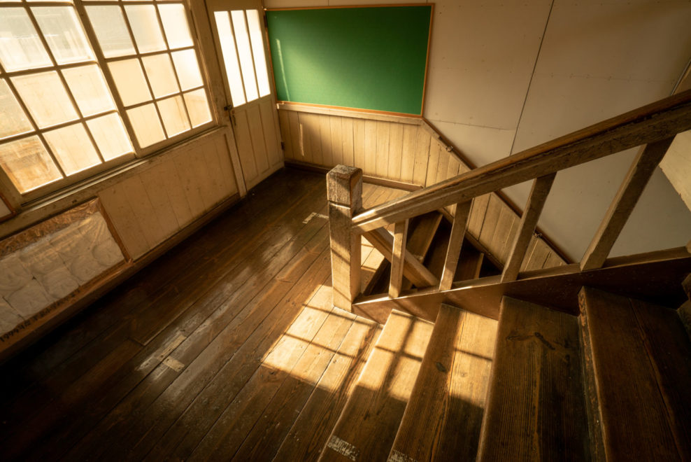 木造校舎の階段 旧津浪小学校