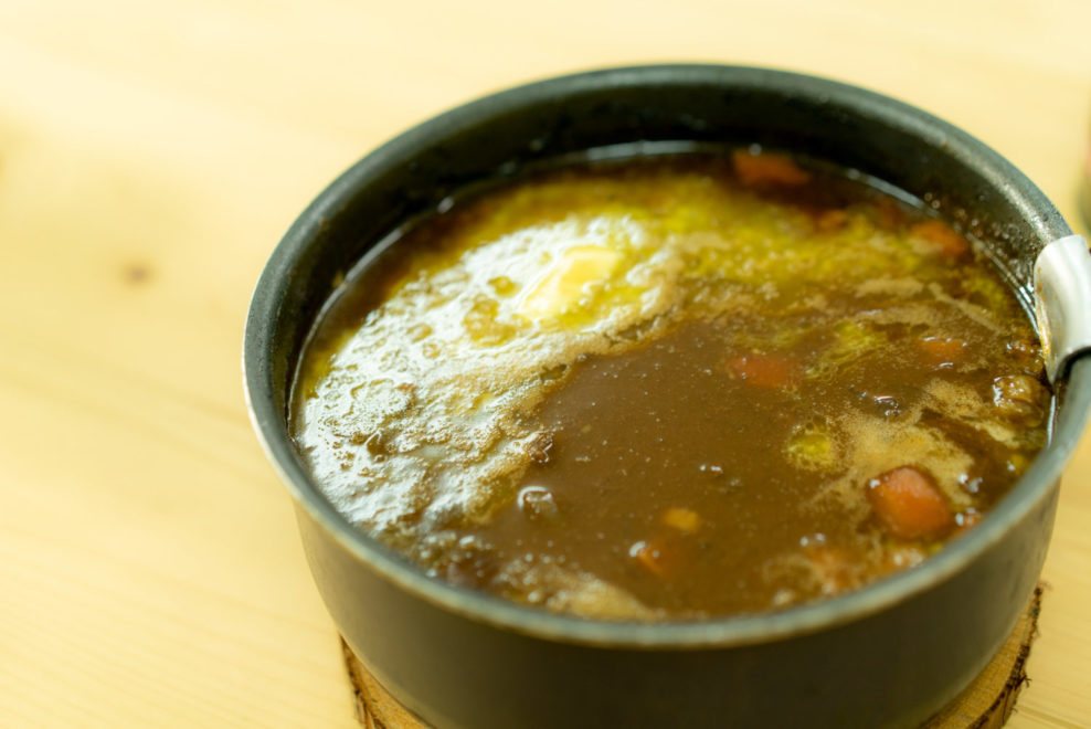 鹿ビーフシチューにバターを落とす