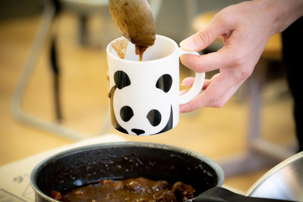 パンダのマグカップで鹿のビーフシチュー