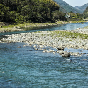 鹿の多く生息する球磨川の風景