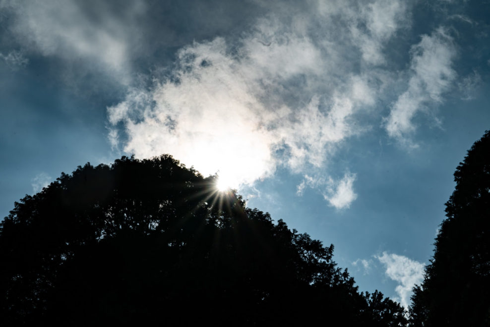 一瞬日が陰った空