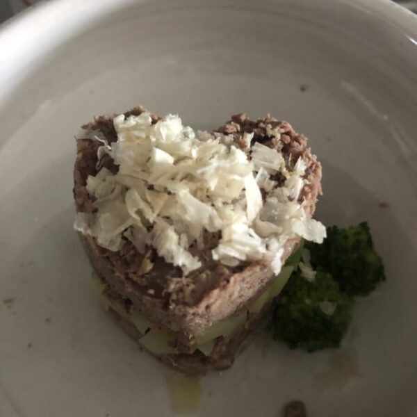 鹿肉フレークでケーキ風ごはん 腎臓入り 猫の手作りご飯レシピ